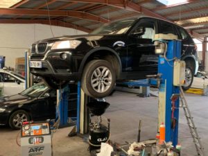 Entretien Boîte Automatique Bmw X3 F25 2,0d Boite 8Hp avec remplacement crépine filtre , douille étanchéité, vidange rinçage boîte avec appareil spécifique et remise à zéro des adaptatifs.